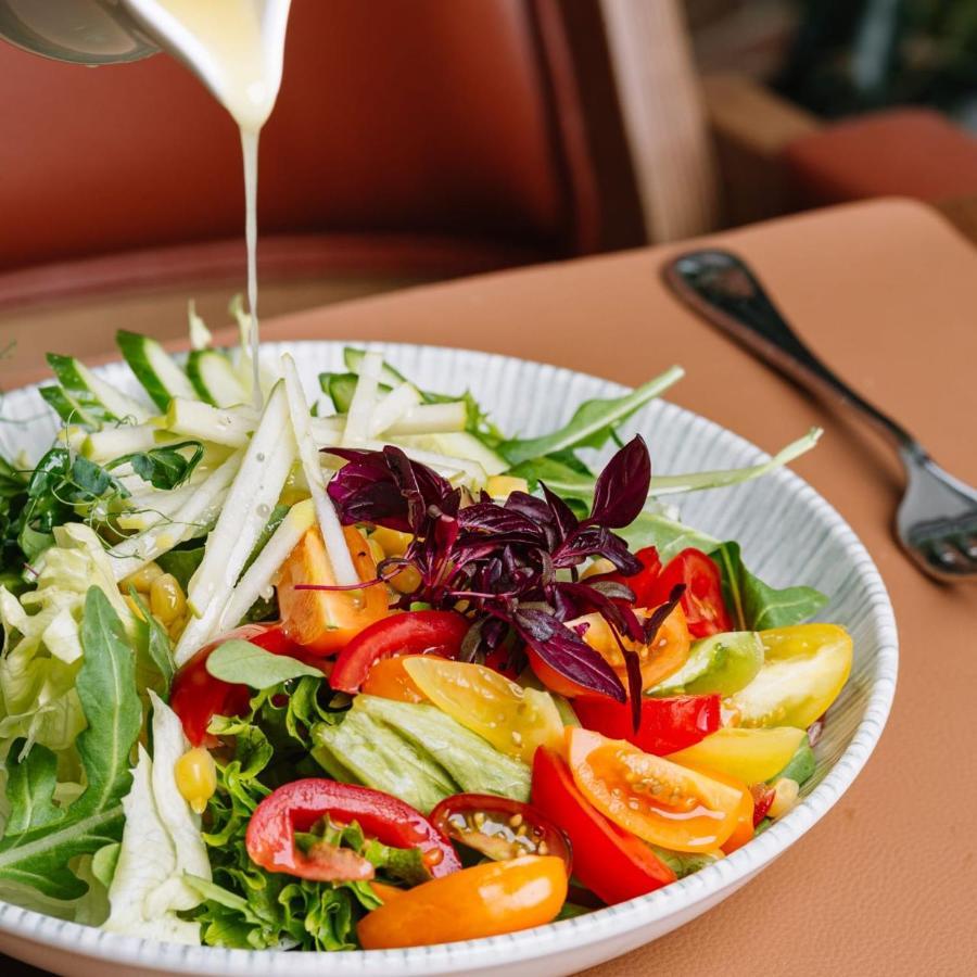 Royal Tulip Hotel & Casino, Tbilisi Exterior foto A salad being drizzled with a vinaigrette
