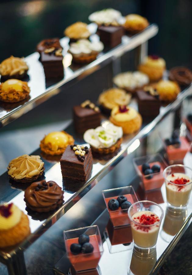 Royal Tulip Hotel & Casino, Tbilisi Exterior foto A selection of petit fours