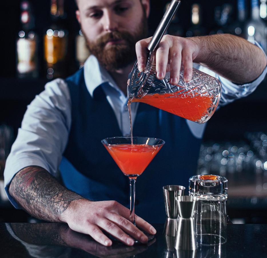 Royal Tulip Hotel & Casino, Tbilisi Exterior foto A bartender preparing a cocktail