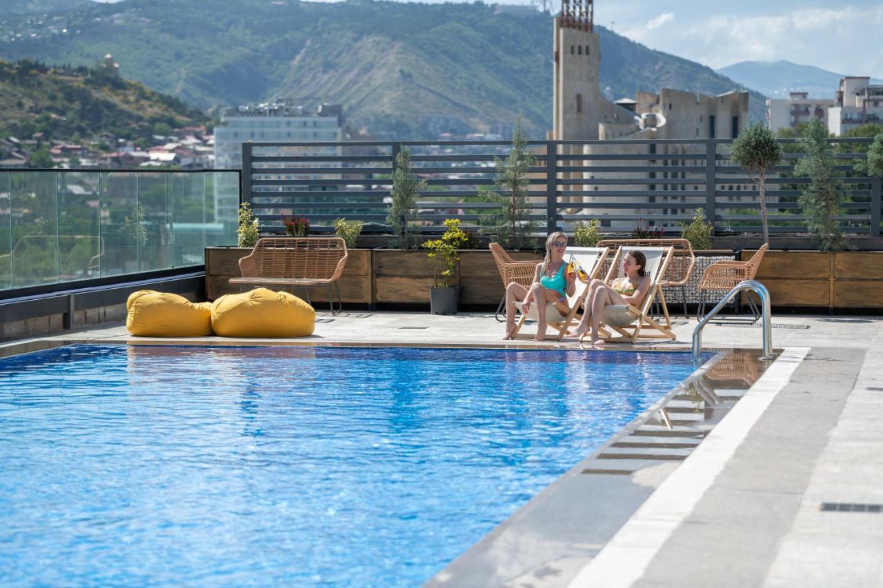 Royal Tulip Hotel & Casino, Tbilisi Exterior foto Rooftop pool